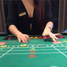 Antarmuka gaster menampilkan meja Blackjack langsung dengan opsi deposit dan pemilihan taruhan