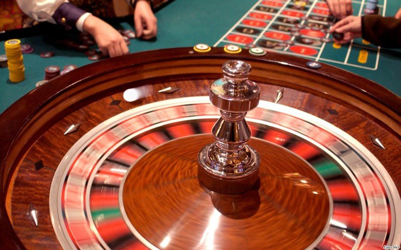 Dealer langsung membuka kartu komunitas dalam sesi Texas Hold'em Bonus di studio gaster